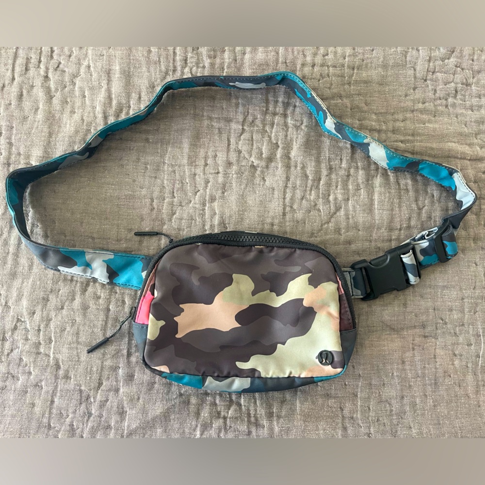 Lululemon Athletic Everywhere Belt Bag 1L Heritage 365 Camo Guava Multi Hawaiian